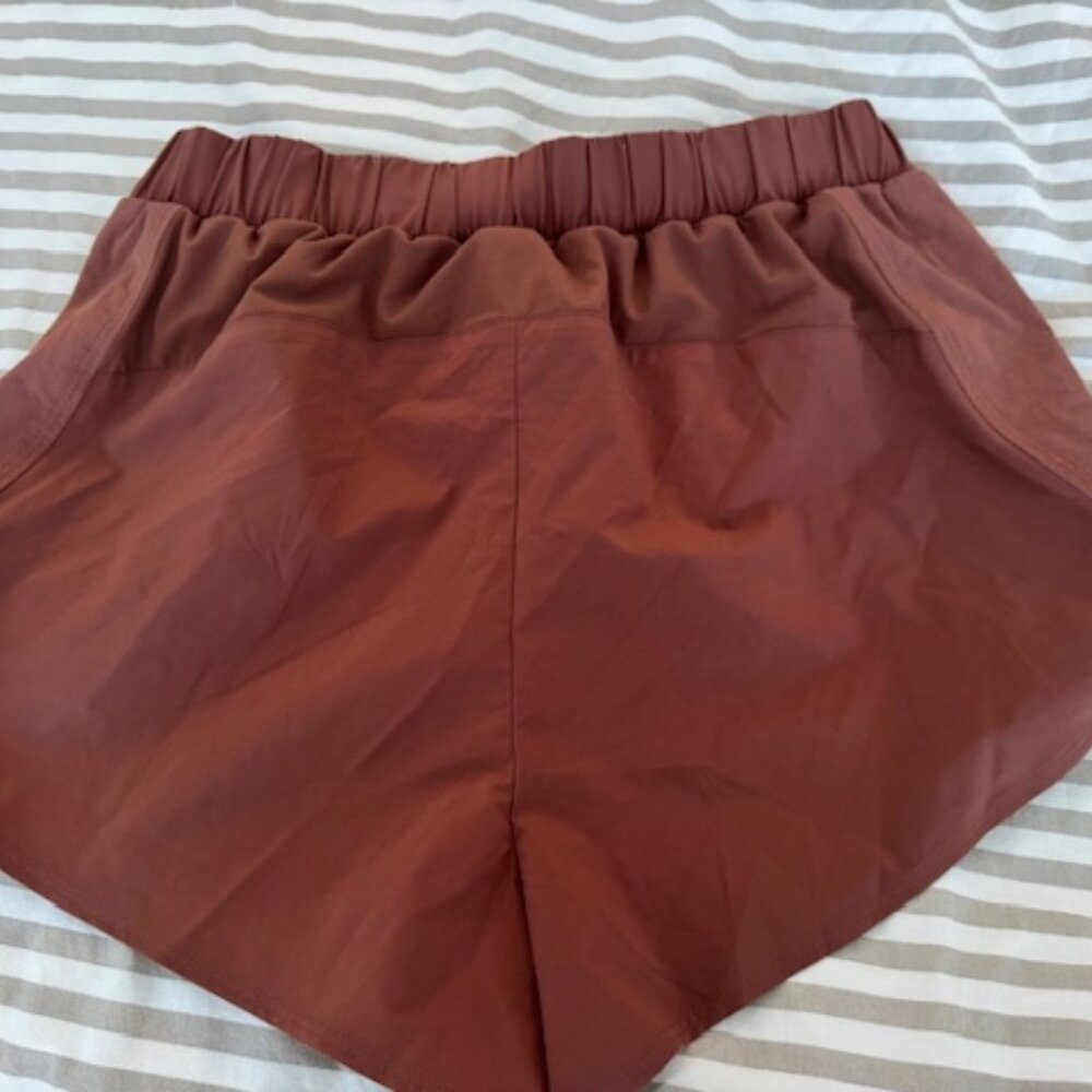 ALO Yoga Women's Athletic Shorts in Rust - Picture 4 of 4